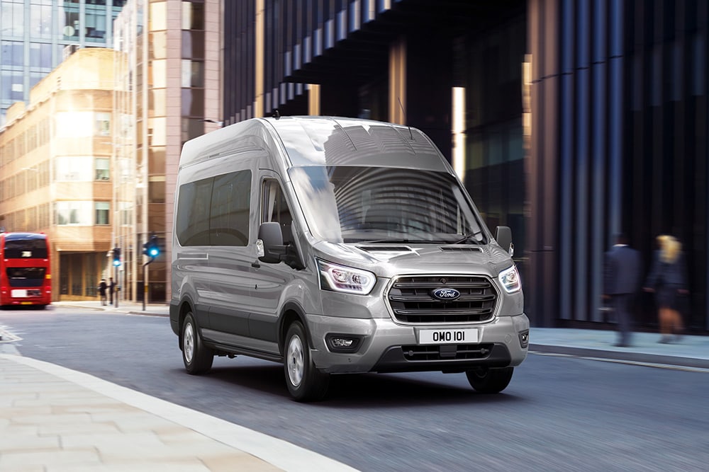 Ford Transit Kombi rijdt in de stad.