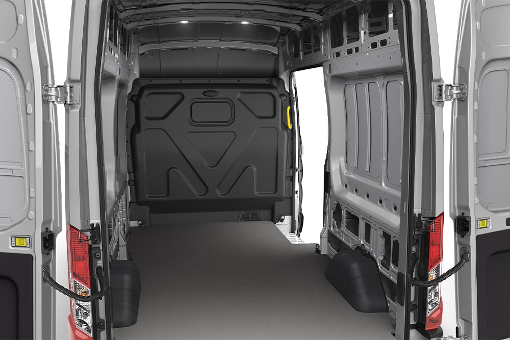 Binnenaanzicht van een lege laadruimte van een Ford Transit bestelwagen.