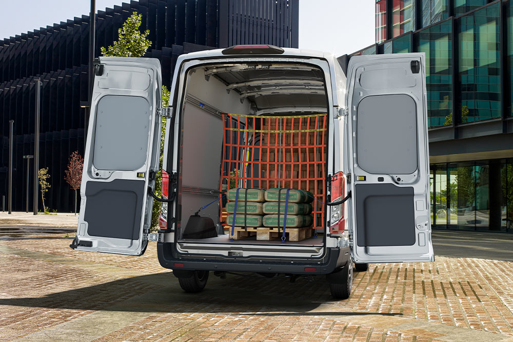 Ford Transit met dubbele cabine met open achterdeuren en lading binnenin.