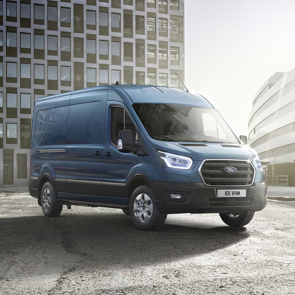 Blauwe Ford Transit bestelwagen, vooraanzicht.