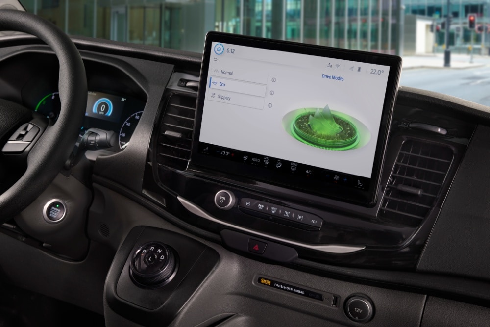 Dashboard van een Ford E-Transit bestelwagen met een touchscreen dat de rijmodi weergeeft.