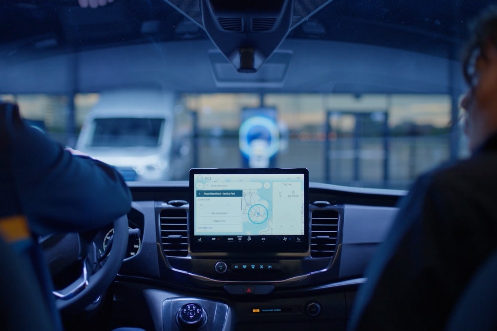 Dashboard van een Ford Transit bestelwagen met een navigatiesysteem.