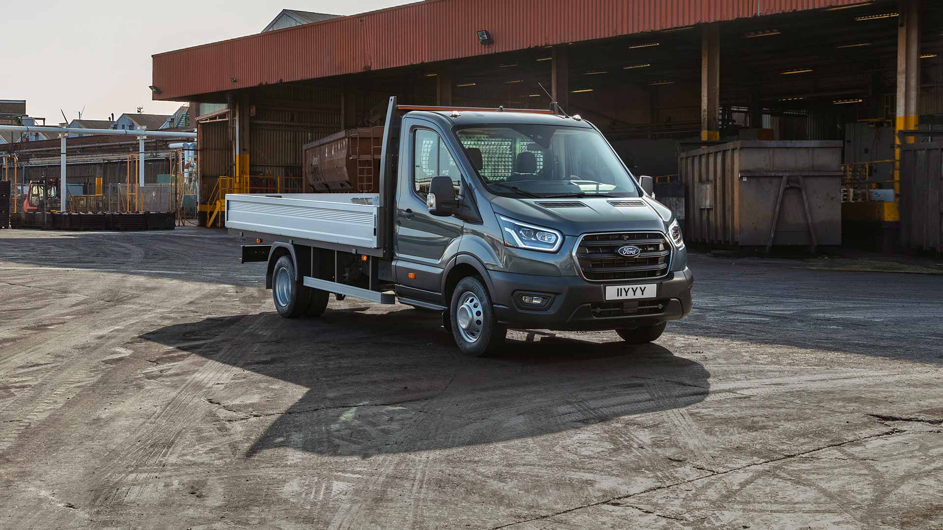 Ford Transit Chassis Cab geparkeerd op een industrieterrein. 