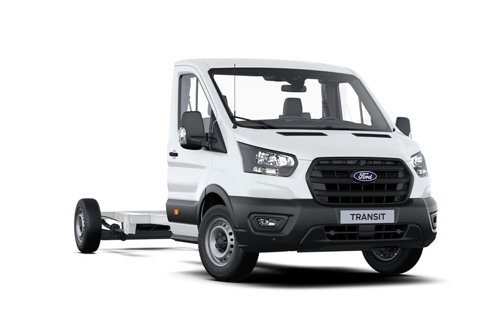 Witte Ford Transit Chassis bestelwagen met ladderframe op een witte achtergrond.