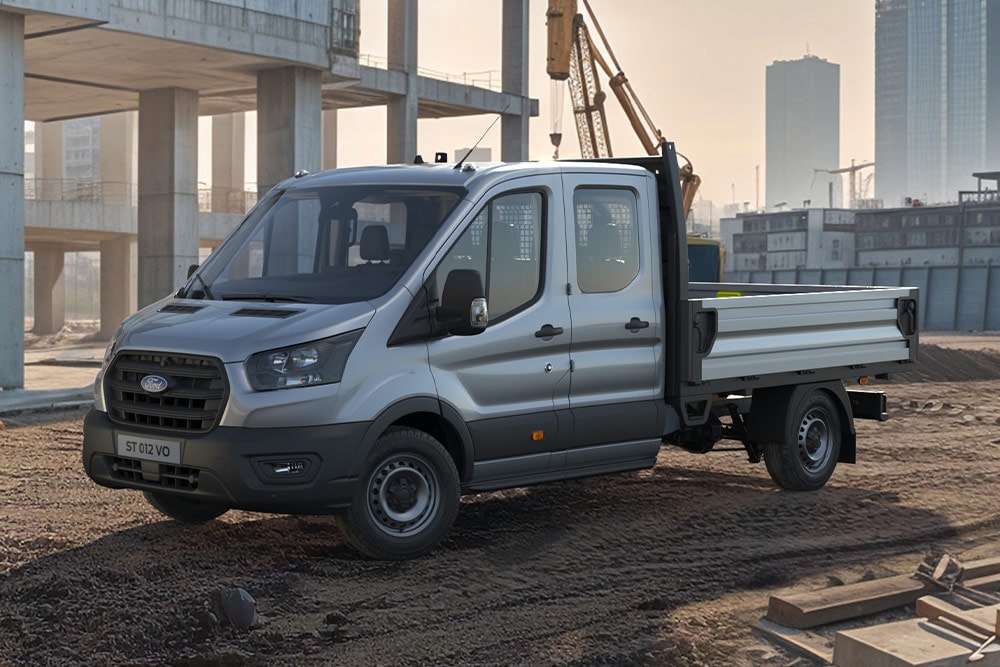 Ford Transit Chassis Cab geparkeerd op een industrieterrein. 
