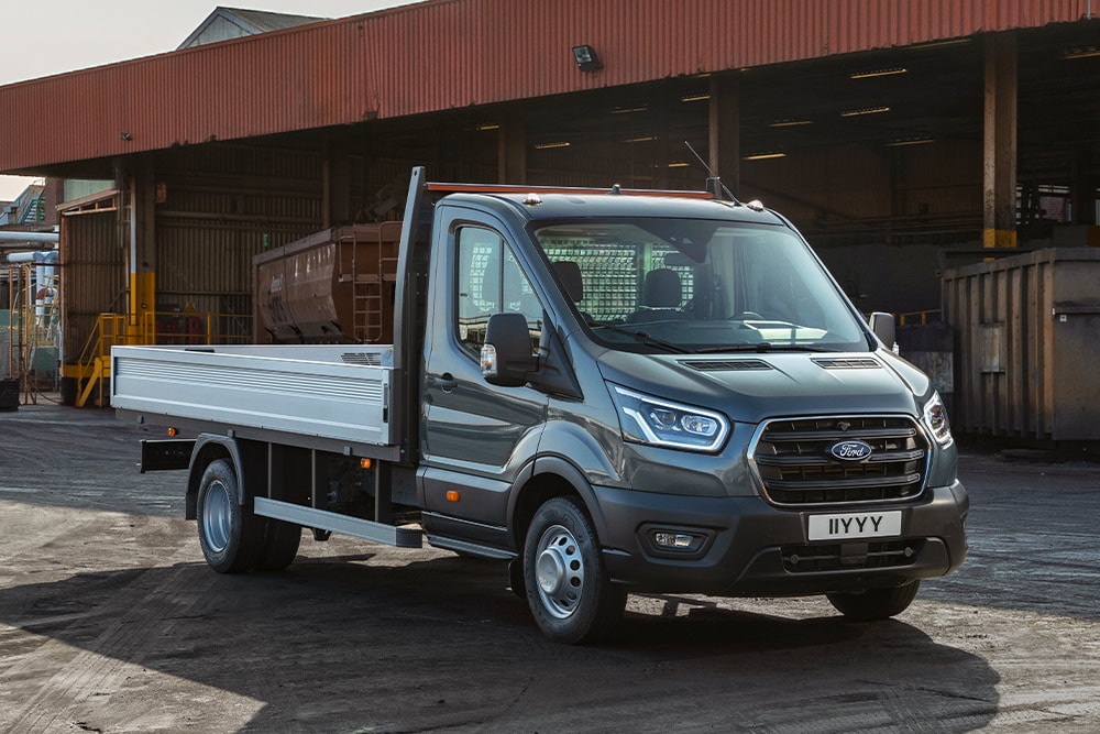 Ford Transit Chassis Cab geparkeerd op een industrieterrein. 