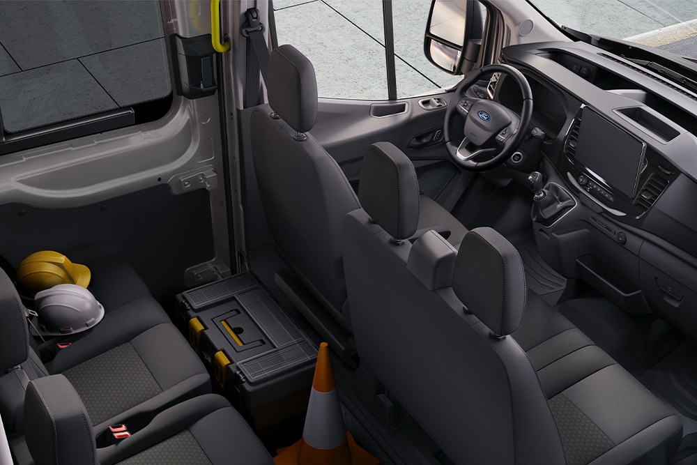 Interieur van Ford Transit met dubbele cabine met twee rijen stoelen.