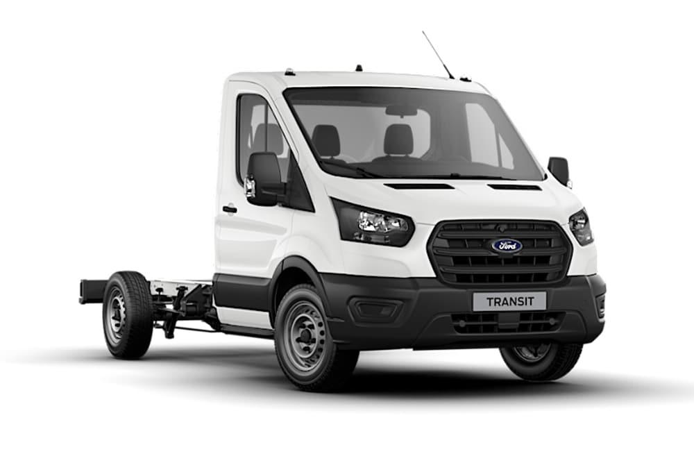 Witte Ford Transit Chassis Ambiente bestelwagen met enkele cabine op een witte achtergrond.