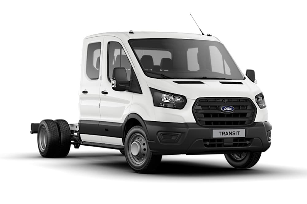 Witte Ford Transit Chassis bestelwagen met dubbele cabine op een witte achtergrond.