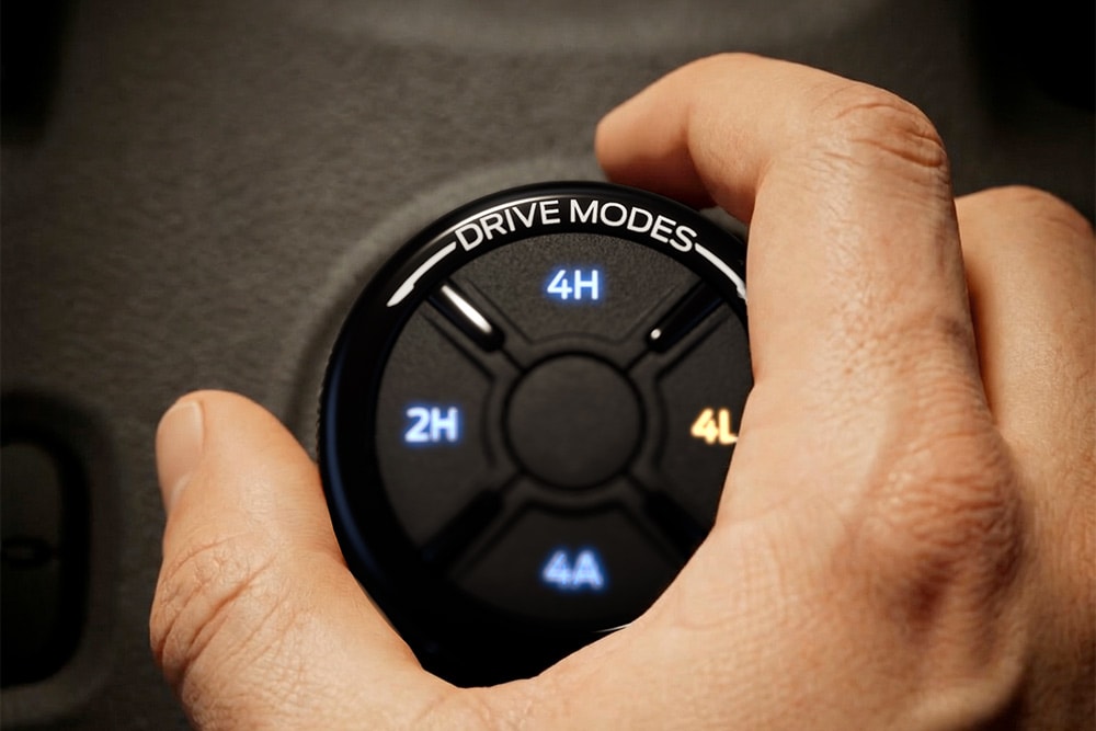 Persoon selecteert een rijmodus op de keuzeknop van de Ford Ranger.