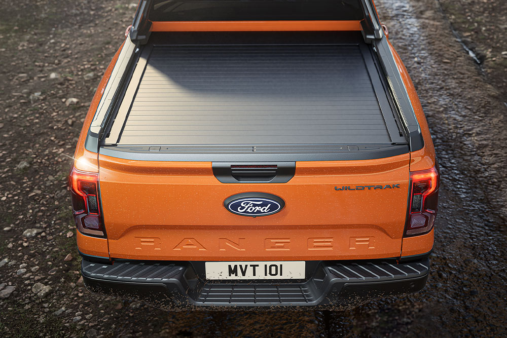 Bovenaanzicht van de overdekte laadbak van een oranje Ford Ranger.