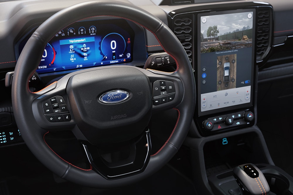 Het stuur, het digitale instrumentenpaneel en het infotainmentscherm van de Ford Ranger.