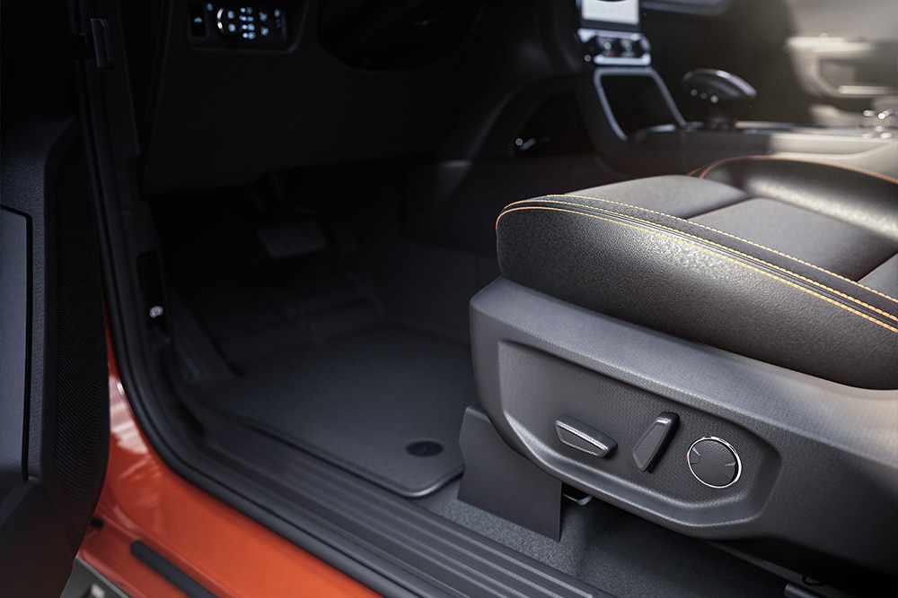 Close-up van het interieur van een Ford Ranger, met een focus op de voorstoelen.