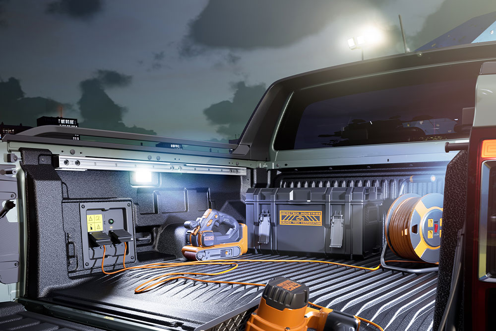 Close-up van de laadbak van de Ford Ranger PHEV met gereedschap en verlichting aangedreven door Pro Power OnBoard.