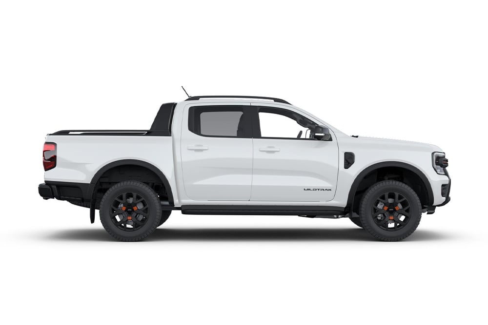 Zijaanzicht van een witte Ford Ranger double cab pick-up.