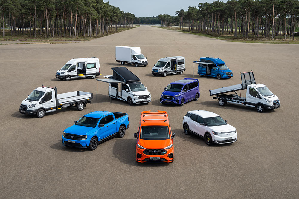 Een verscheidenheid aan Ford-bedrijfswagens geparkeerd op een testbaan.