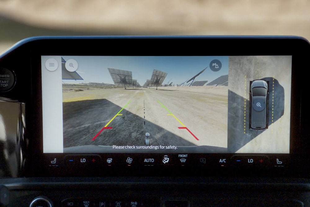 Het centrale touchscreen in een Ford Transit-bestelwagen met 360-graden cameraweergave.