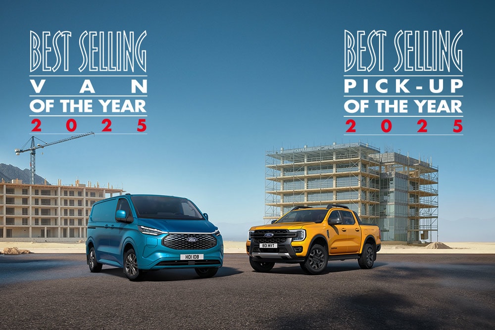 Blauwe Ford Transit Custom en oranje Ford Ranger op een bouwwerf