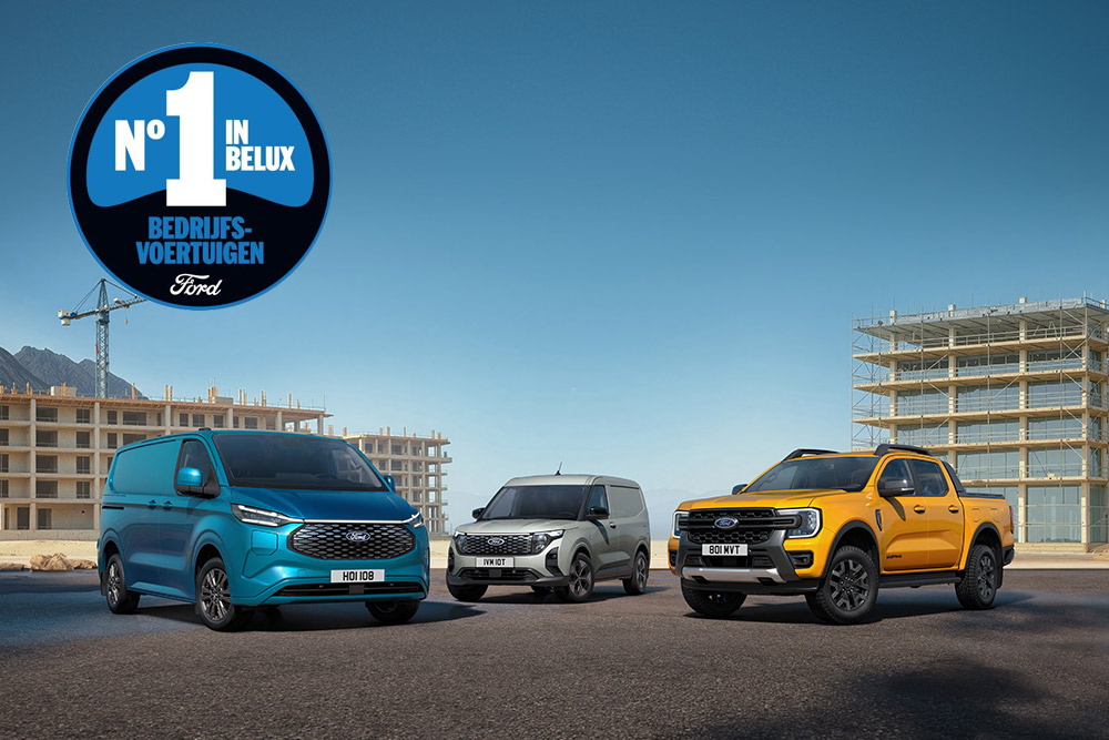 Blauwe Ford Transit Custom, witte Ford Transit Courier en oranje Ford Ranger op een bouwwerf