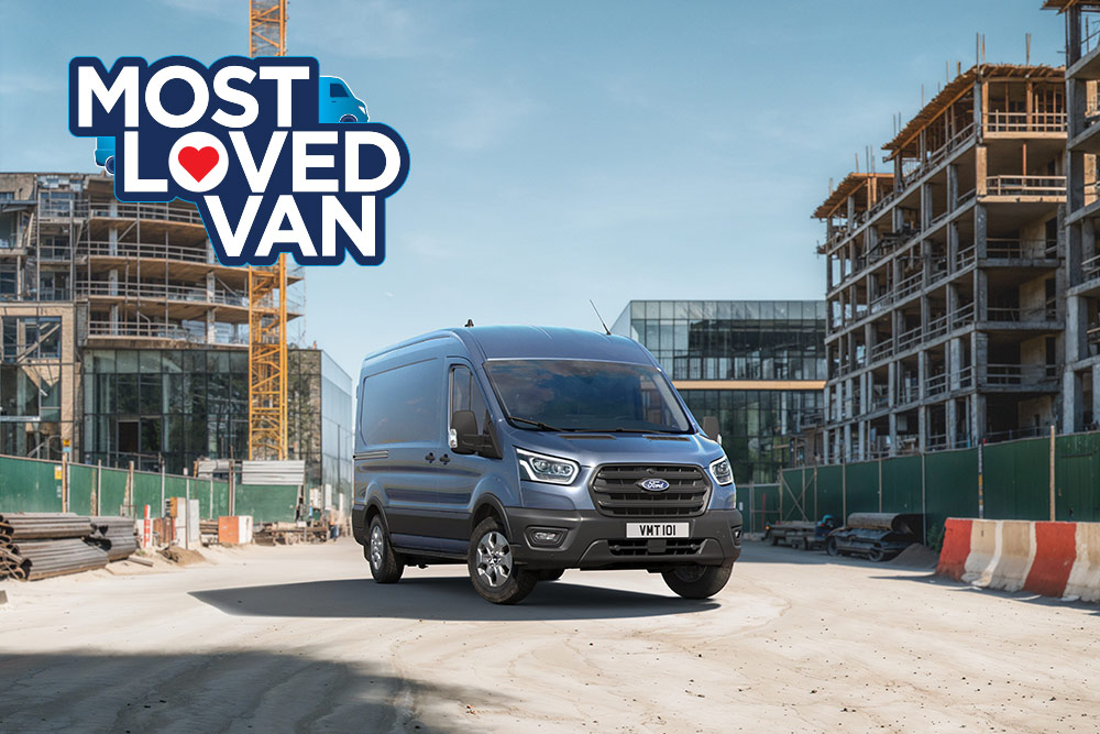 Blauwe Ford Transit op een bouwwerf