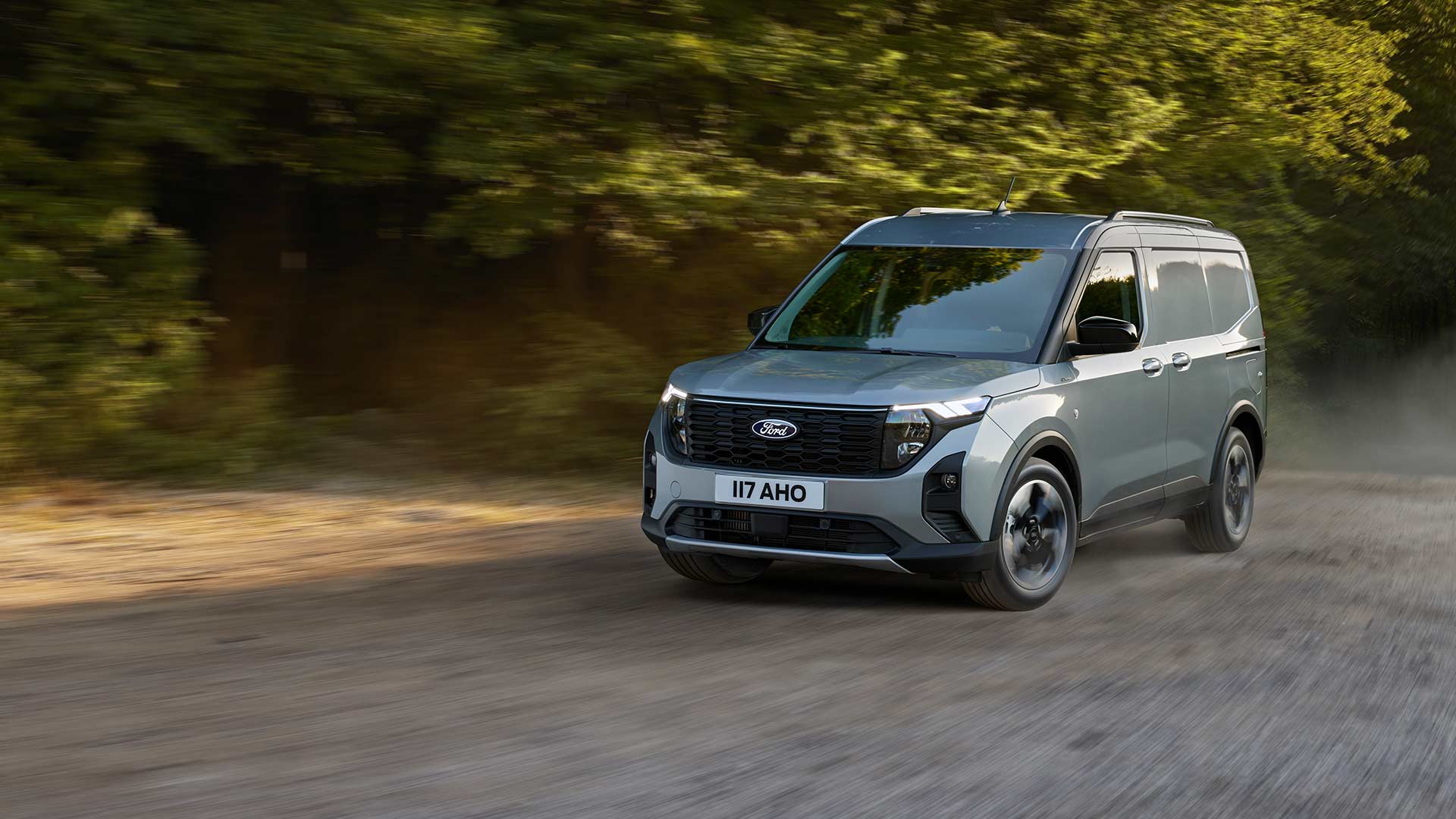 Ford Transit Courier is aan het rijden op de weg