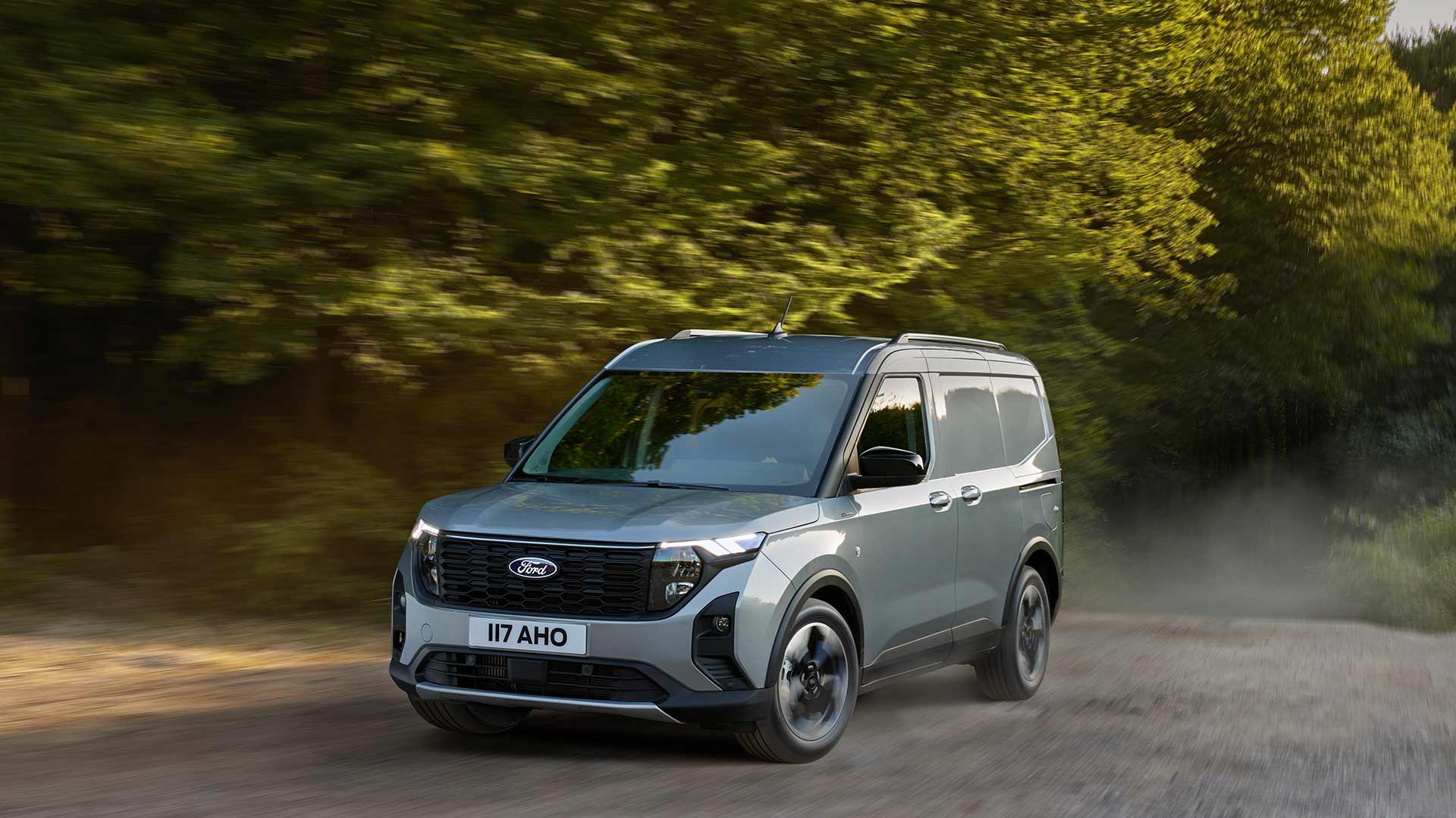 Ford Transit Courier is aan het rijden op de weg