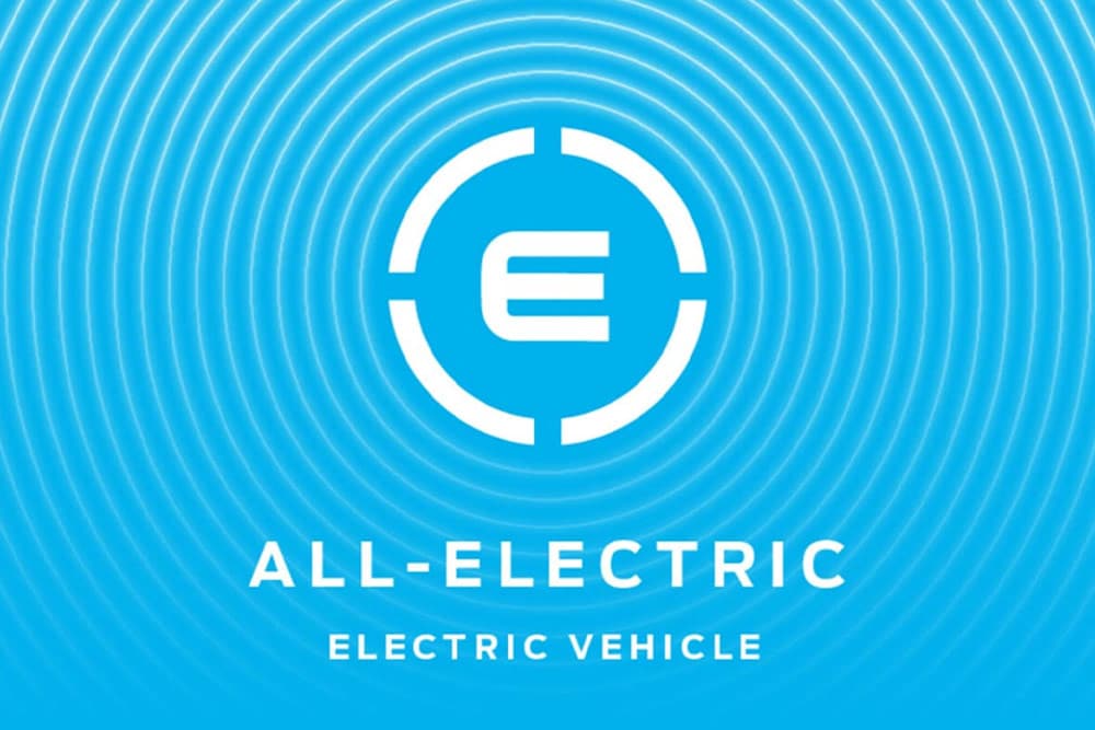 Logo van een volledig elektrisch voertuig.