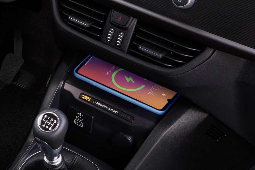 Draadloos opladen van een telefoon in de Ford Transit Courier.