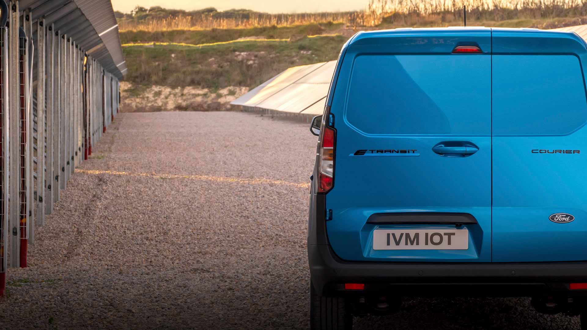 Ford E-Transit Courier achteraanzicht blauw