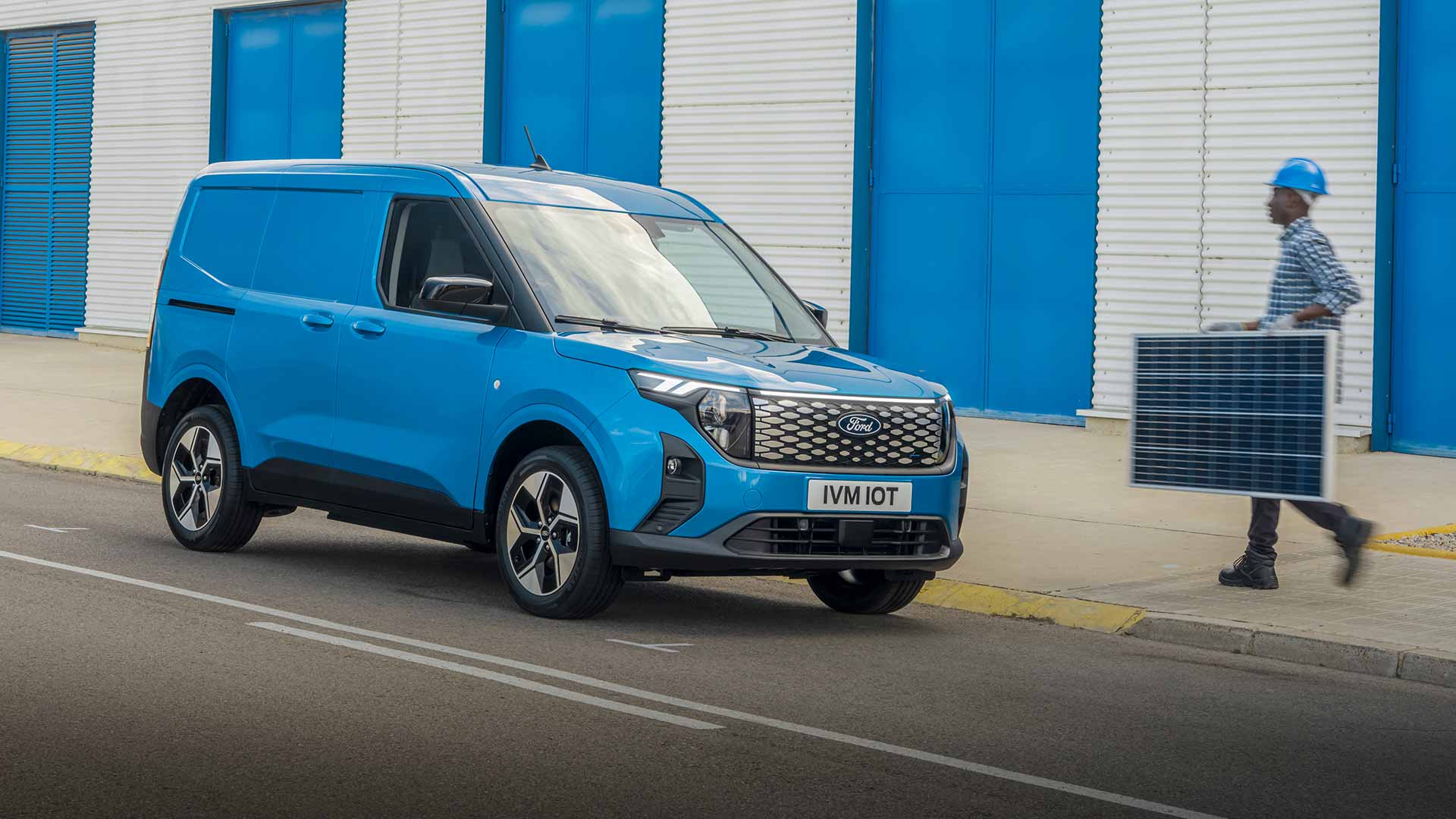 Ford E-Transit Courier Rechtsvoor 3/4 Weergave Blauw