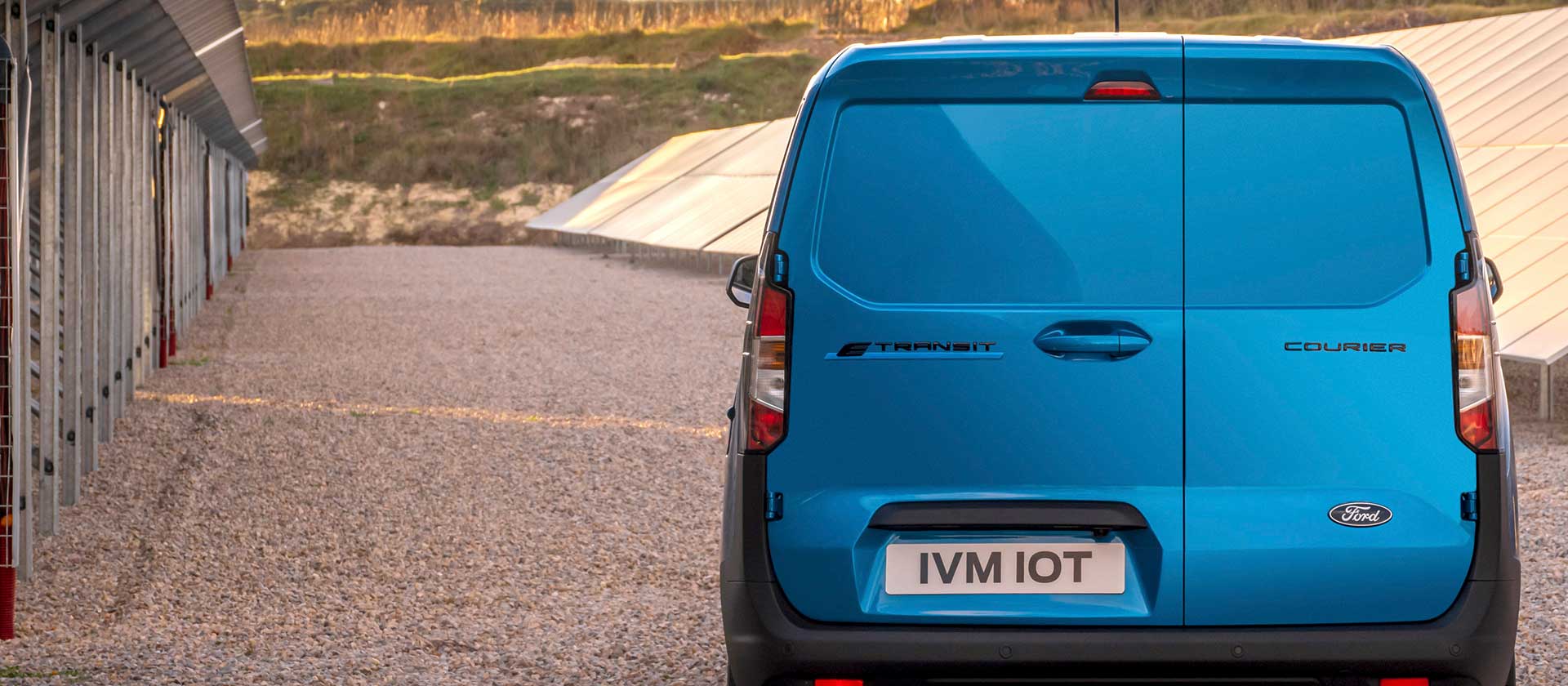 Ford E-Transit Courier achteraanzicht blauw