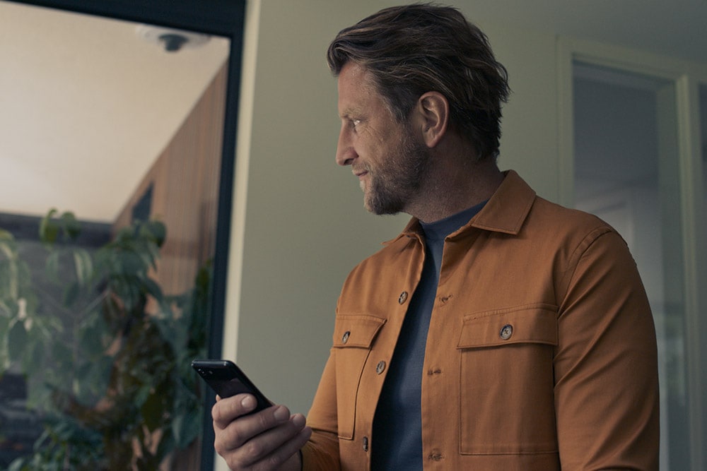 Ford-klant die een mobiel apparaat gebruikt