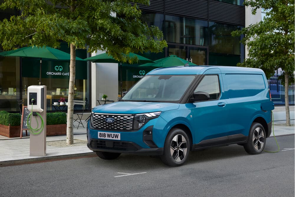 Ford E-Transit Courier Vooraanzicht Blauw