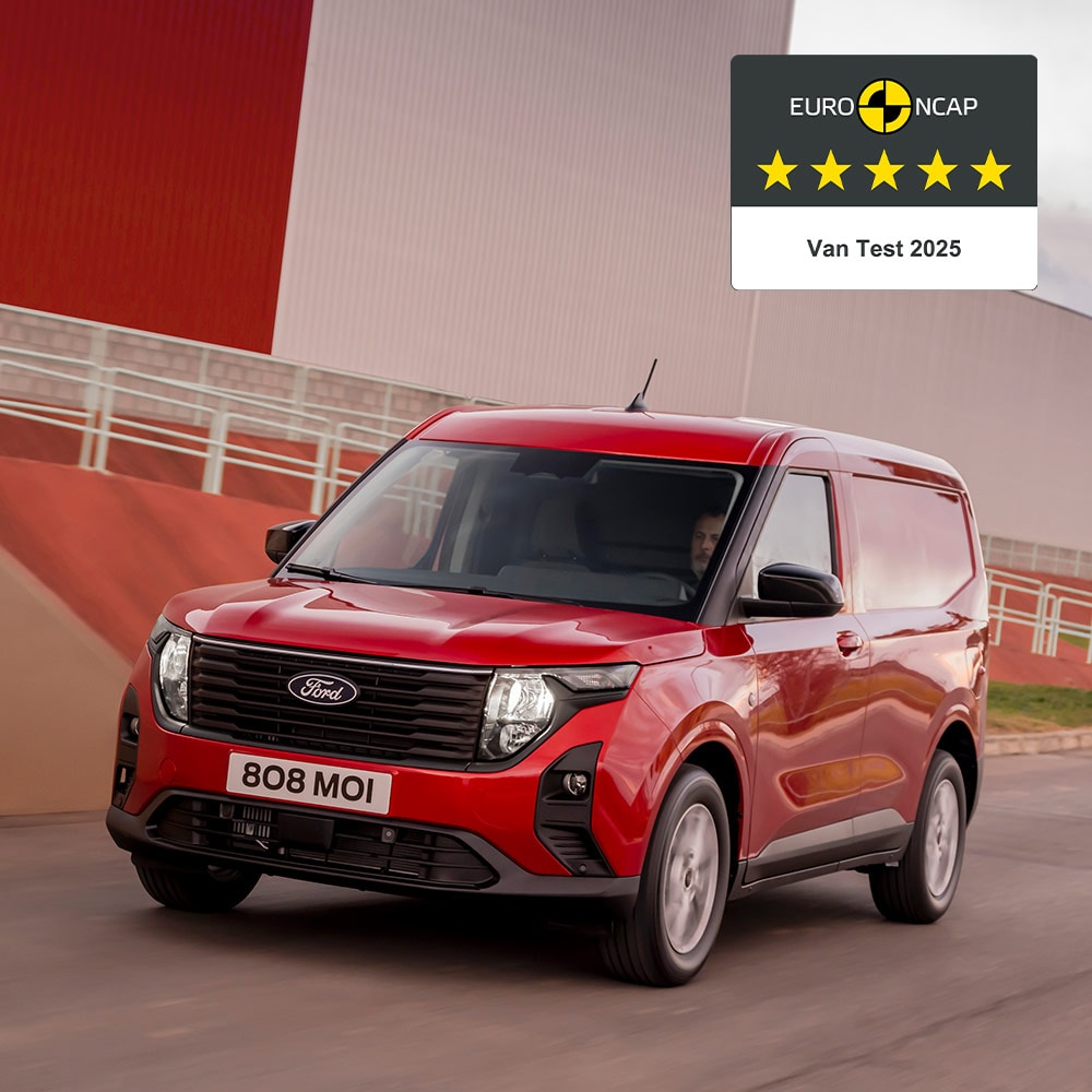 Rode Ford Transit Courier bestelwagen tijdens het rijden.