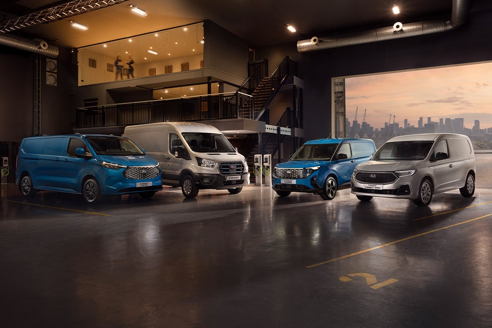 Vloot van Ford Transits in een showroom met een stadsskyline bij schemering op de achtergrond.