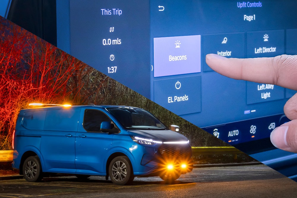 Een blauwe Ford Transit Custom bestelwagen 's nachts met oranje zwaailichten en een digitaal scherm dat opbouwbediening toont.