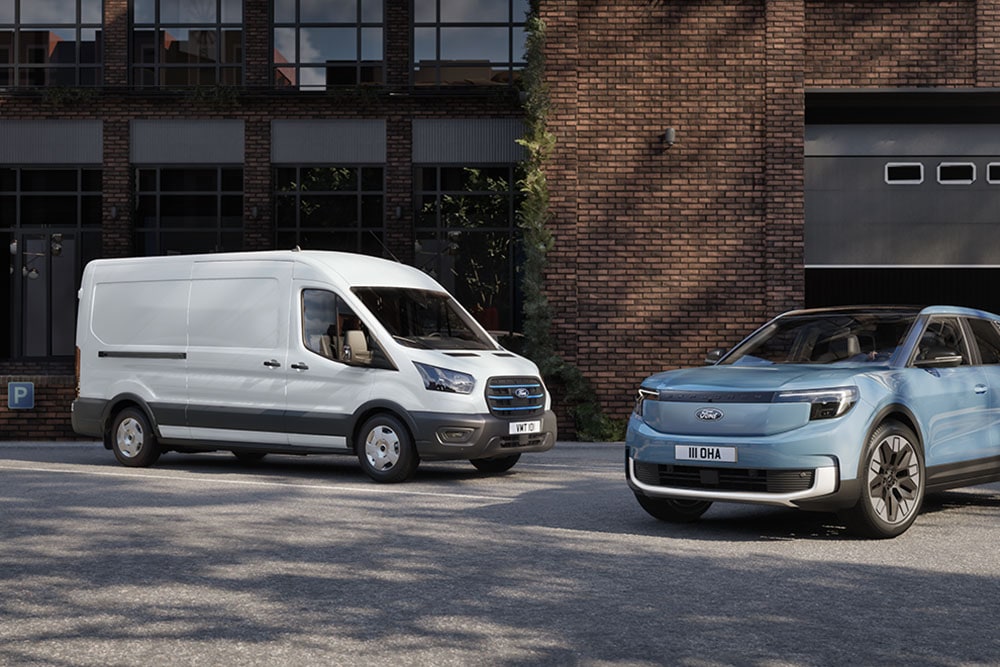 Twee wagenparkvoertuigen van Ford: een witte bestelwagen en een lichtblauwe Ford Explorer.
