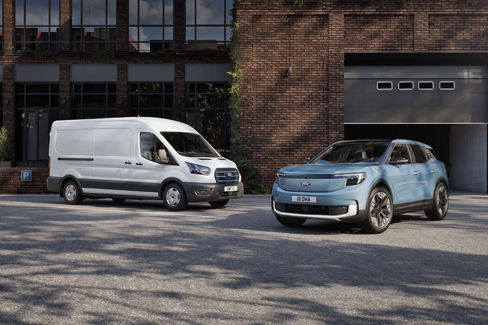 Twee wagenparkvoertuigen van Ford: een witte bestelwagen en een lichtblauwe Ford Explorer.