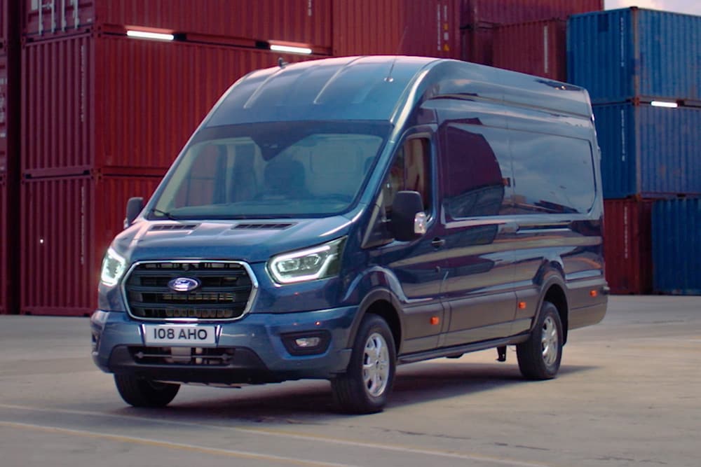  Modemdata-pictogrammen worden weergegeven rond een blauw Ford-voertuig in een scheepswerfomgeving.