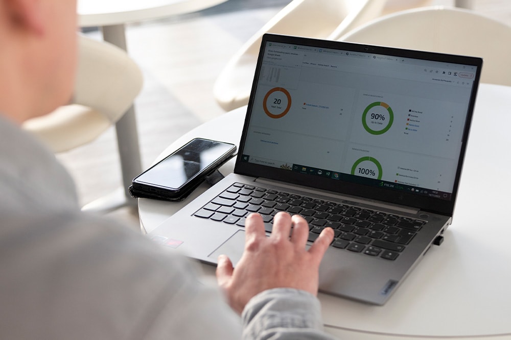  A fleet manager checking Ford telematics on their laptop.