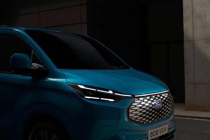 Close-up van een blauwe elektrische Ford E-Transit Custom bestelwagen.