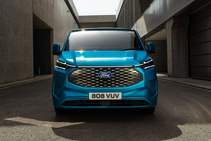 Vooraanzicht van een blauwe elektrische Ford E-Transit Custom bestelwagen.