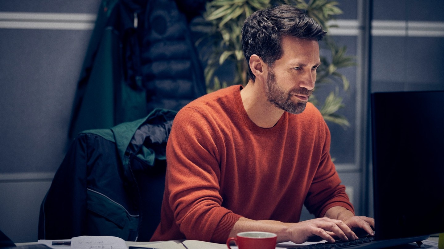 Man sitting behind a computer