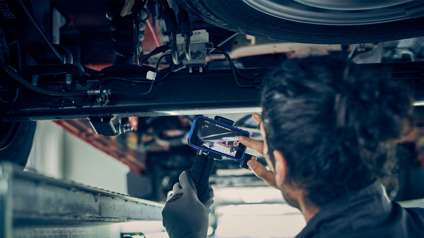 Ford mechanic using Ford Video Check