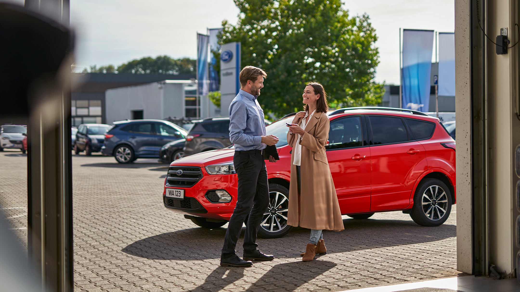 Een persoon die spreekt met een Ford-expert aan een Ford-servicecentrum.