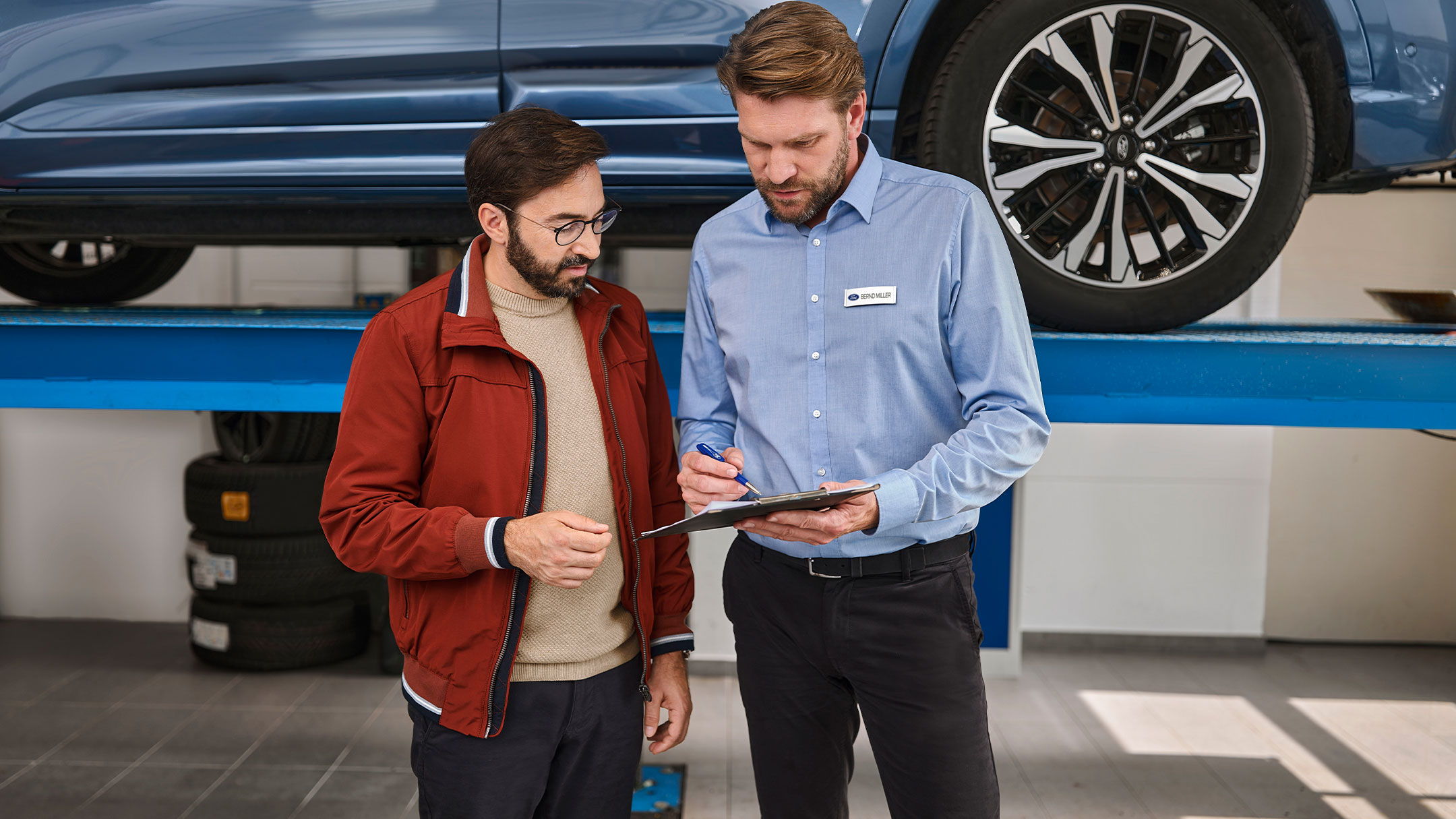 Een persoon die spreekt met een Ford-expert in een Ford-servicecentrum.