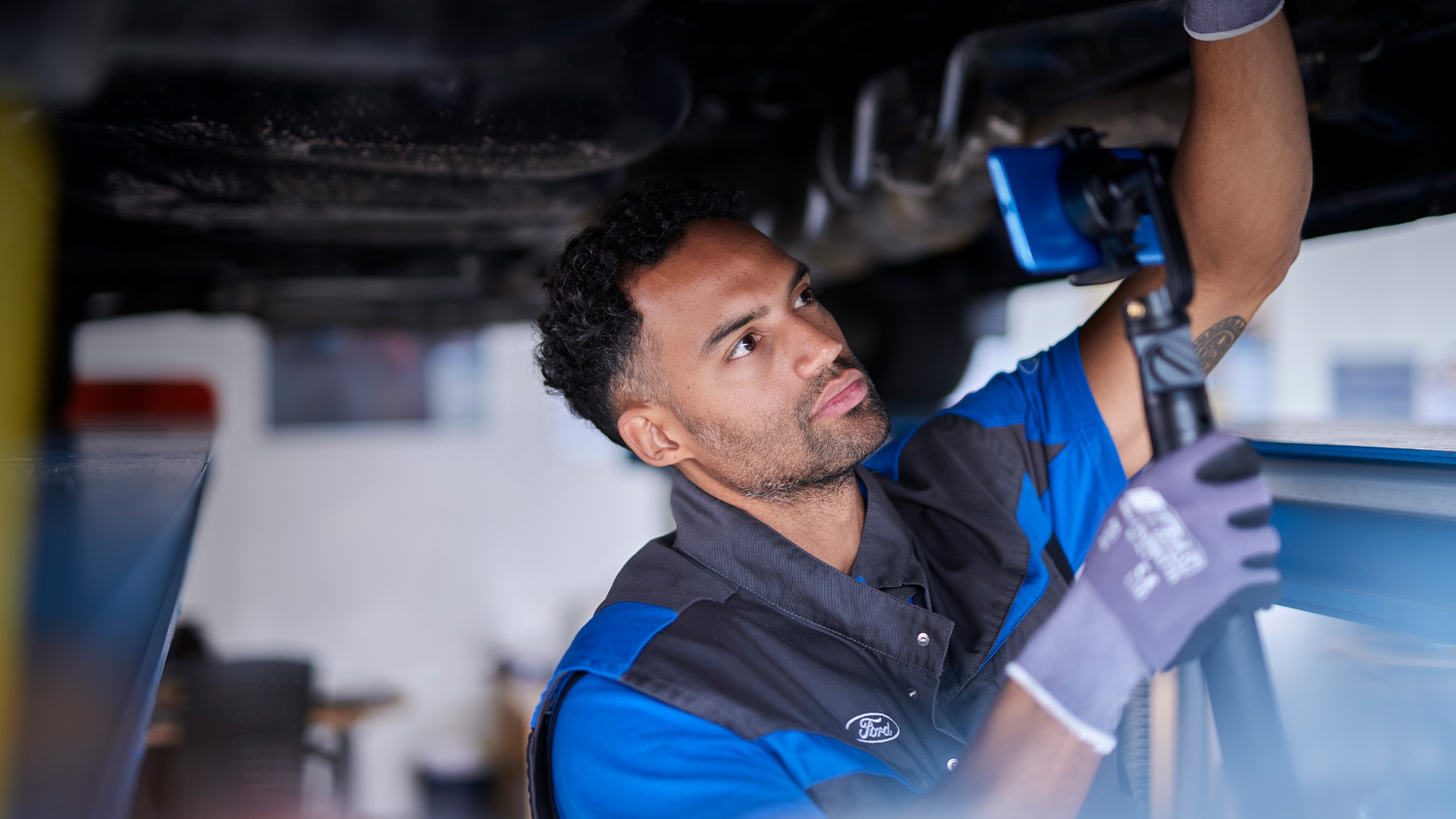 Een monteur neemt een Ford Video Check op met een mobiele telefoon tijdens een onderhoudsbeurt.