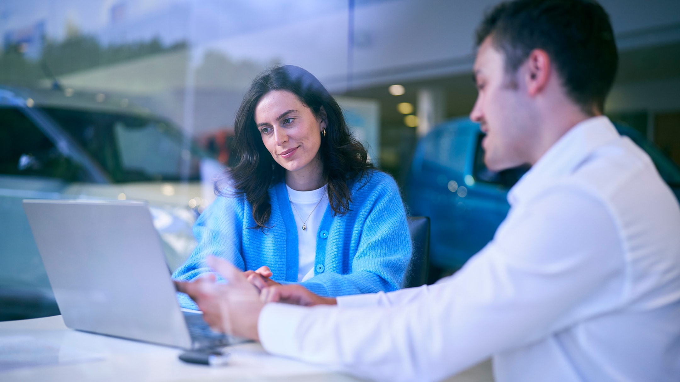 Een man en een vrouw kijken samen op een computerscherm.