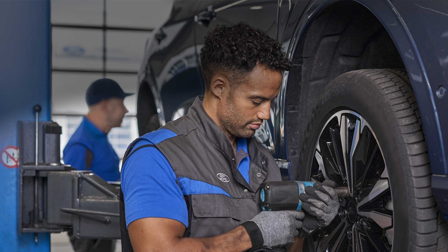 Man handing keys to Ford veichle to service engineer