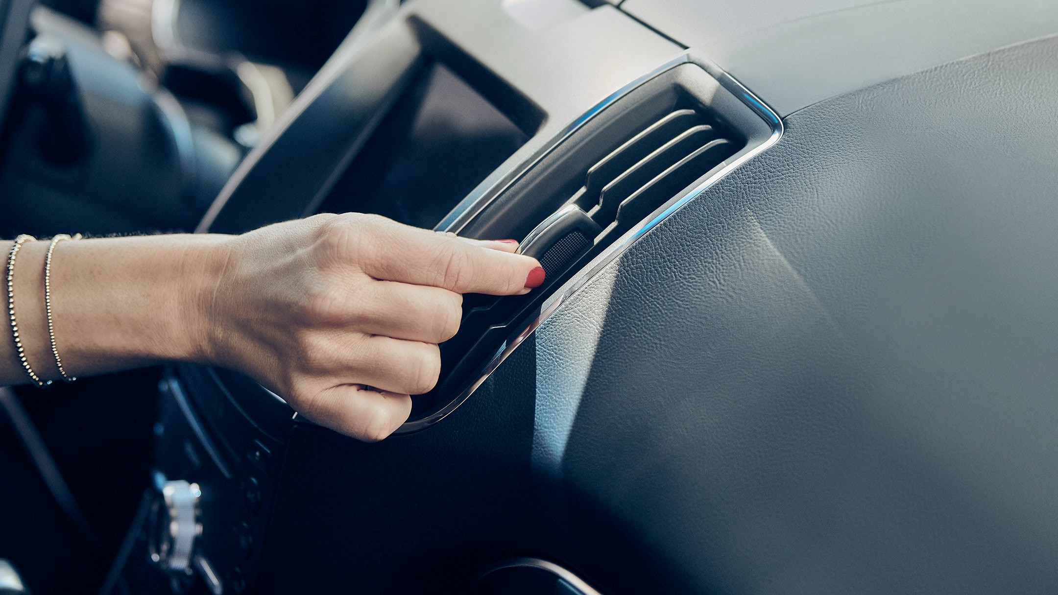 Man handing keys to Ford veichle to service engineer